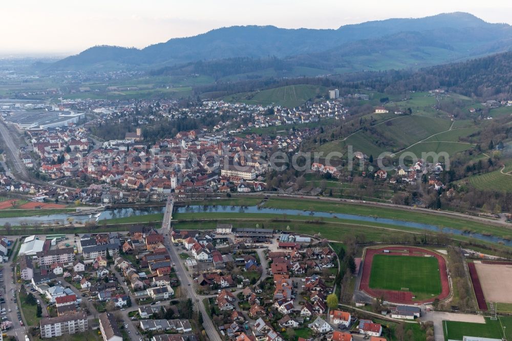 Gengenbach from the bird's eye view: Town on the banks of the river of the Kinzig river in Gengenbach in the state Baden-Wuerttemberg, Germany