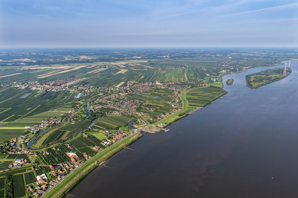 Aerial image Grünendeich - Village on the river bank areas Luehe in Gruenendeich in the Altes Land in the state Lower Saxony, Germany