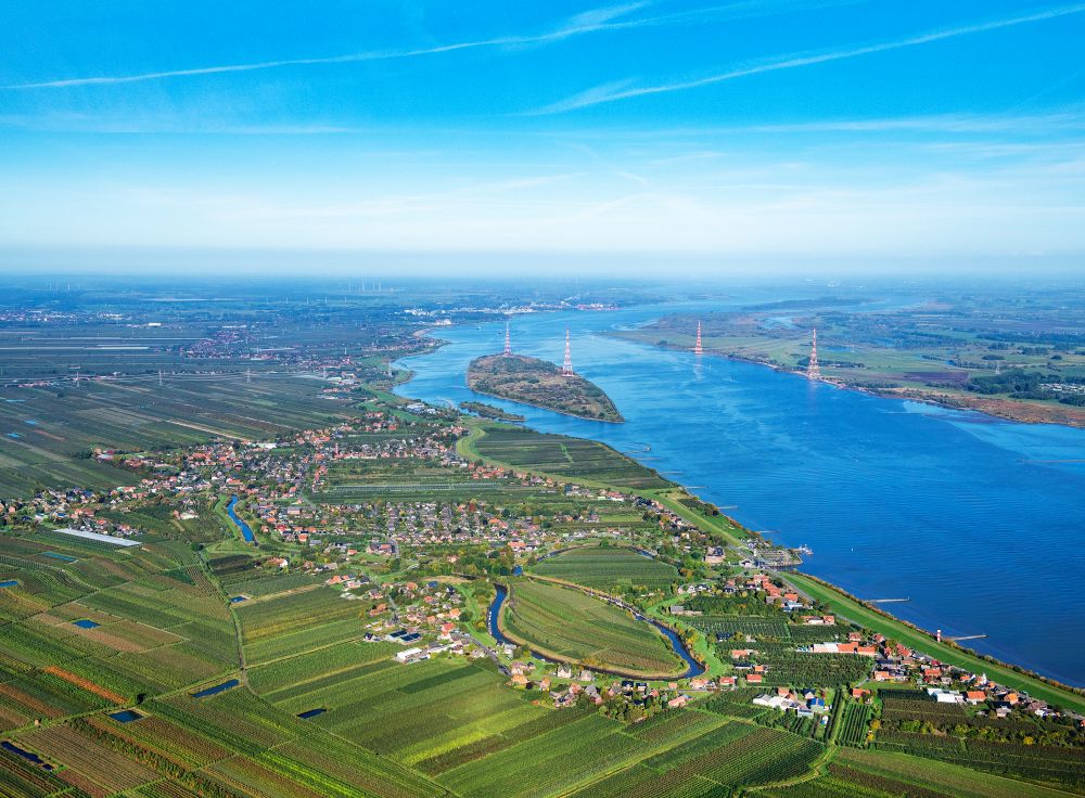 Grünendeich from the bird's eye view: Village on the river bank areas Luehe in Gruenendeich in the Altes Land in the state Lower Saxony, Germany