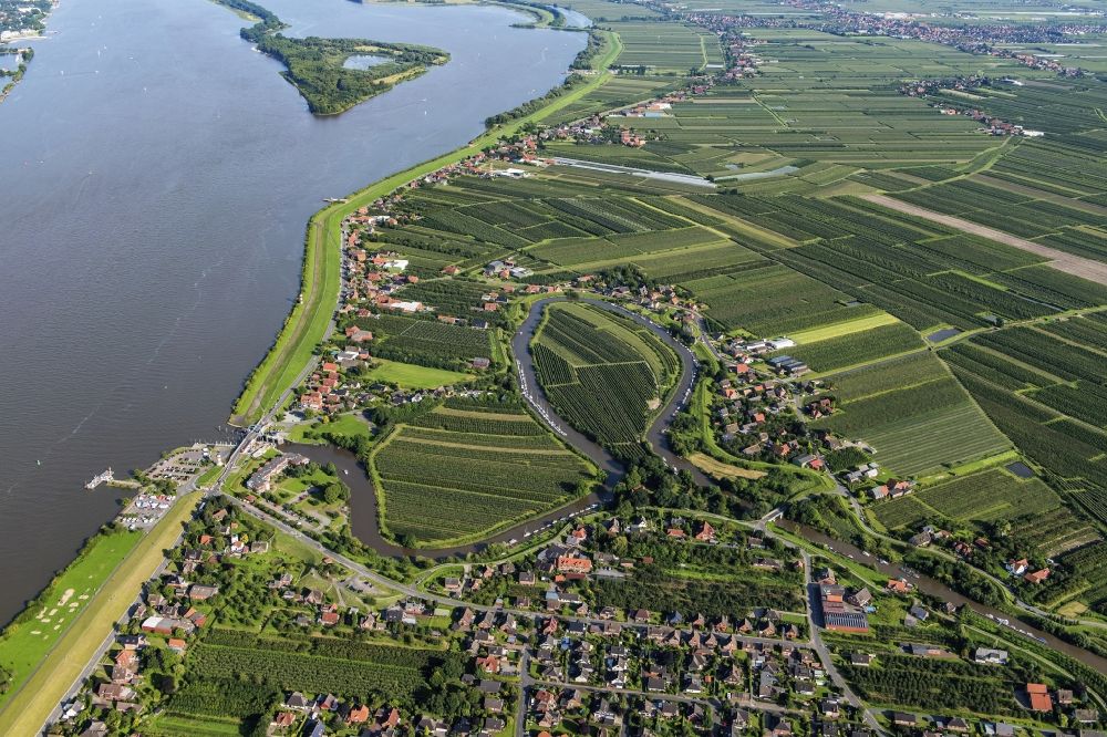 Aerial image Grünendeich - Village on the river bank areas Luehe in Gruenendeich Altes Land an der Elbe in the state Lower Saxony, Germany