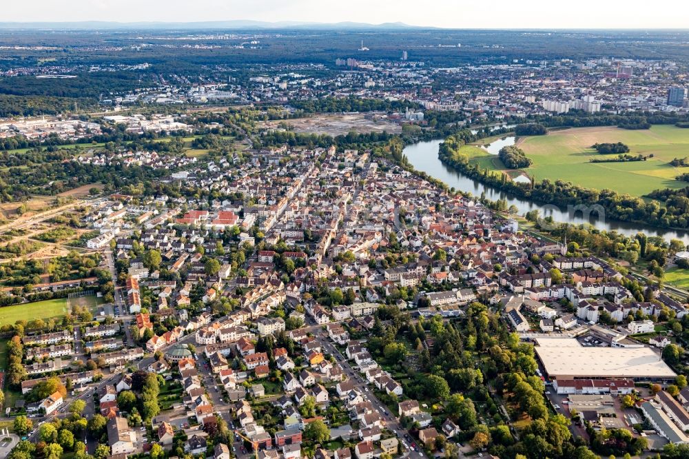 Offenbach am Main from the bird's eye view: Town on the banks of the river of the Main river in the district Buergel in Offenbach am Main in the state Hesse, Germany