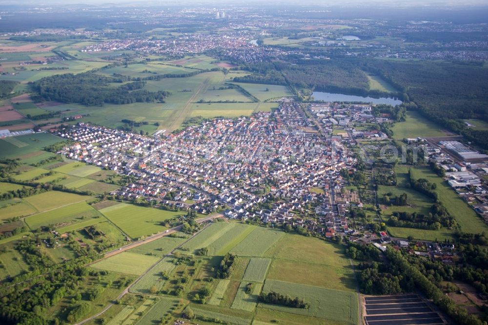 Aerial photograph Mainhausen - Town on the banks of the river of the Main river in the district Zellhausen in Mainhausen in the state Hesse, Germany