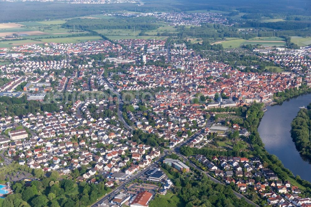 Aerial photograph Seligenstadt - Town on the banks of the river of the Main river in Seligenstadt in the state Hesse, Germany