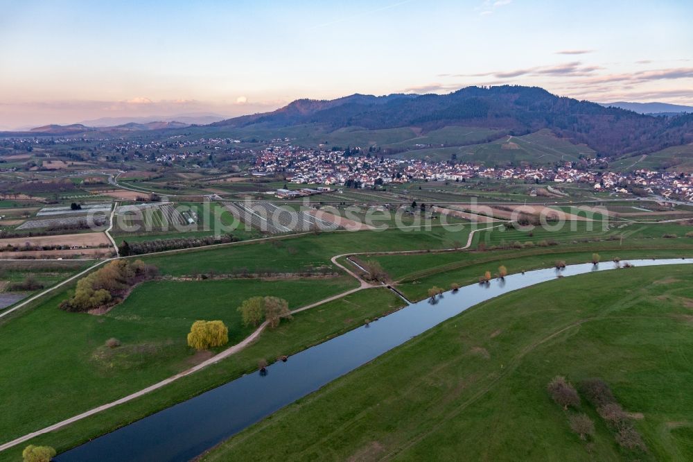 Aerial photograph Ortenberg - Town on the banks of the river in Ortenberg in the state Baden-Wuerttemberg, Germany