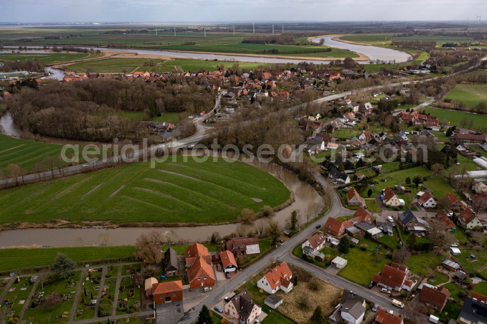 Aerial image Neuhaus (Oste) - Town on the banks of the river of Oste in Neuhaus (Oste) in the state Lower Saxony, Germany