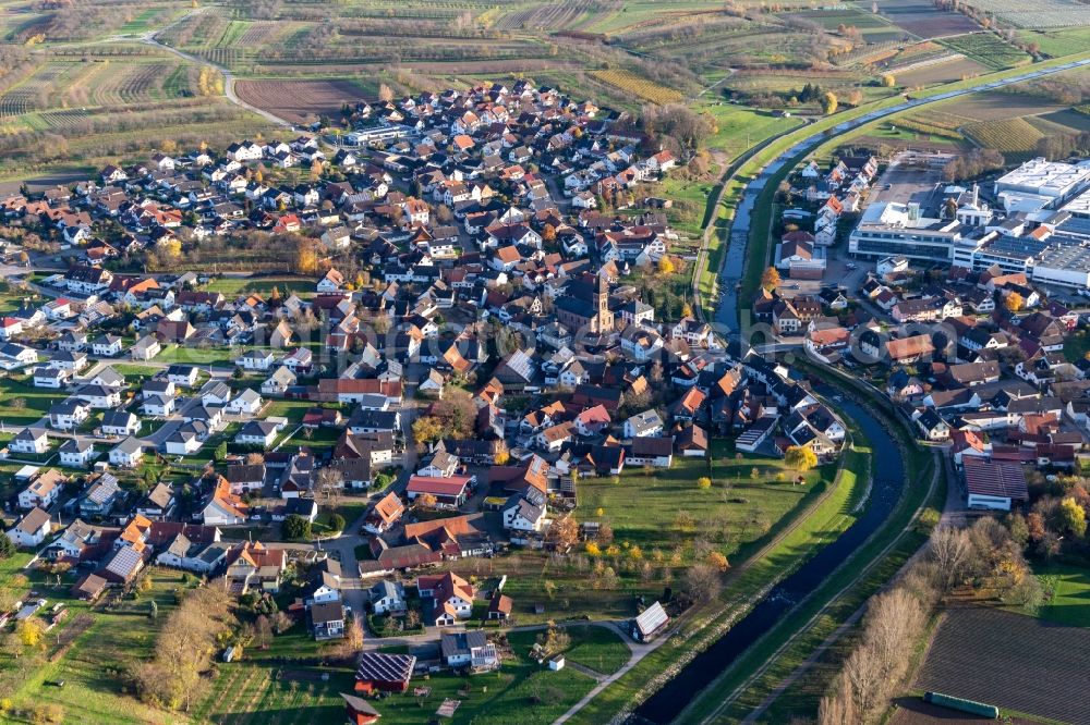 Aerial photograph Stadelhofen - Town on the banks of the river of the river Rench in Stadelhofen in the state Baden-Wurttemberg, Germany