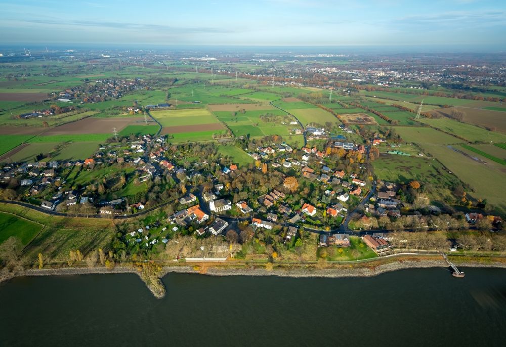 Voerde (Niederrhein) from above - Town on the banks of the river of Rhine in the district Goetterswickerhamm in Voerde (Niederrhein) in the state North Rhine-Westphalia