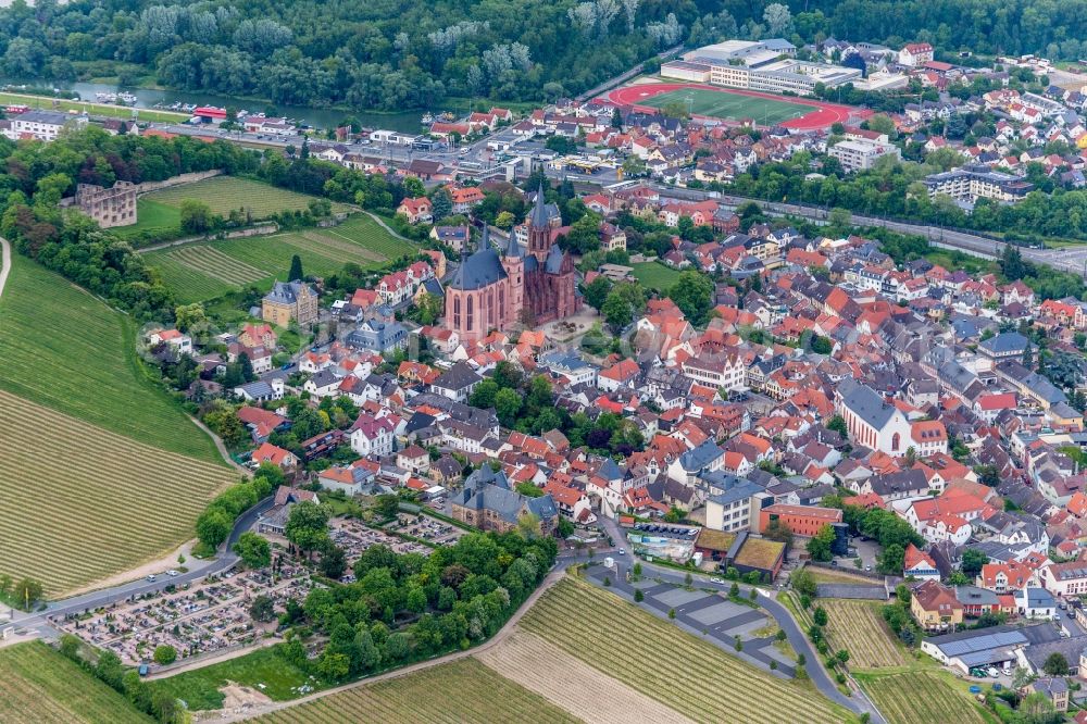 Oppenheim from the bird's eye view: Town on the banks in Oppenheim in the state Rhineland-Palatinate, Germany