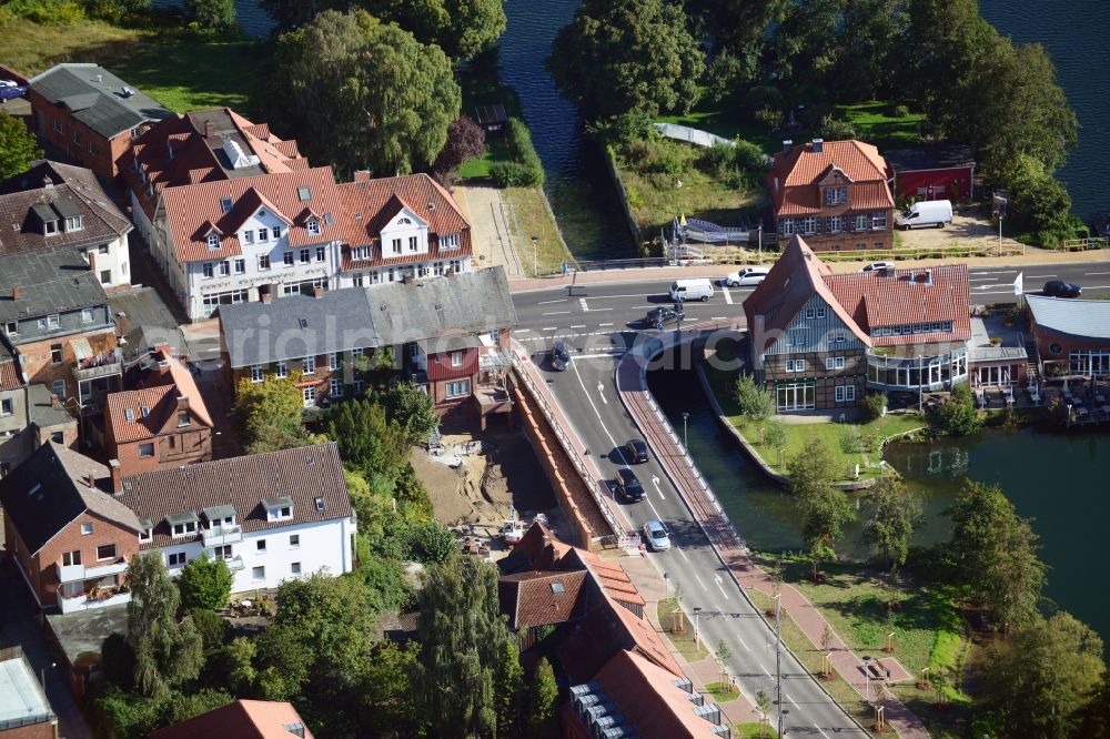 Aerial photograph Ratzeburg - Guided tour of the federal highway B 208 on the banks of the Domsee in Ratzeburg in Schleswig-Holstein