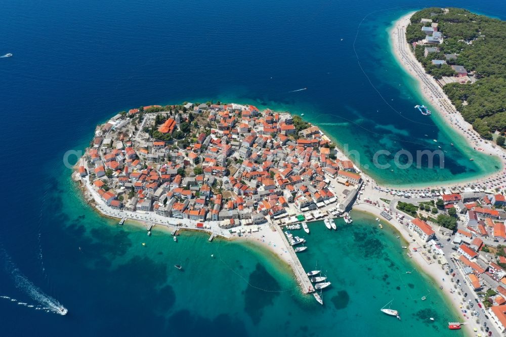 Aerial photograph Primosten - Town center on the sea-coastal area of ?? Adriatic Sea in Primosten in Sibensko-kninska zupanija, Croatia