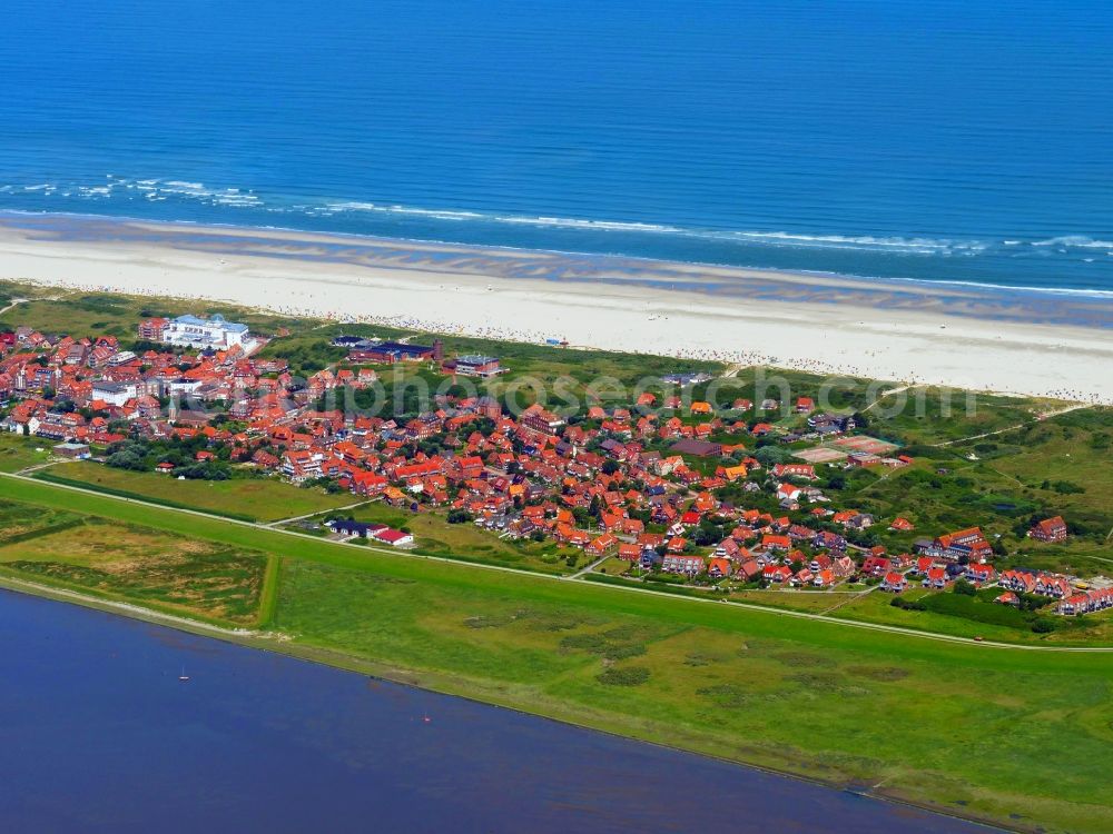 Juist from the bird's eye view: Town center on the sea-coastal area of North Sea in Juist in the state Lower Saxony, Germany
