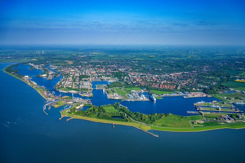 Aerial photograph Wilhelmshaven - Center on the seacoast of North Sea in Wilhelmshaven in the state Lower Saxony