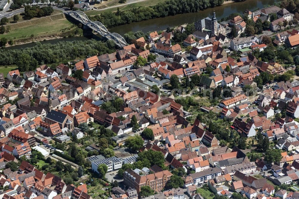 Mannheim from the bird's eye view: Village on the banks of the area Neckar - river course in Mannheim in the state Baden-Wuerttemberg, Germany