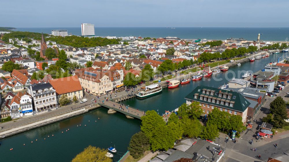 Aerial photograph Warnemünde - Village on the banks of the area Alter Strom - river course in Warnemuende at the baltic coast in the state Mecklenburg - Western Pomerania, Germany