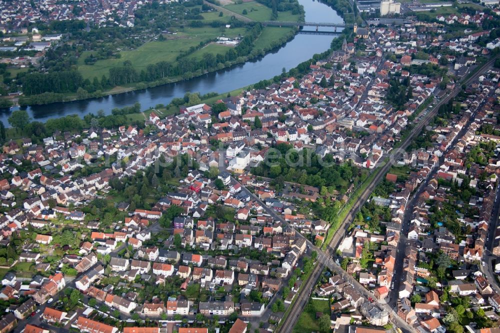 Hanau from above - Village on the banks of the area of the Main river - river course in Hanau in the state Hesse, Germany