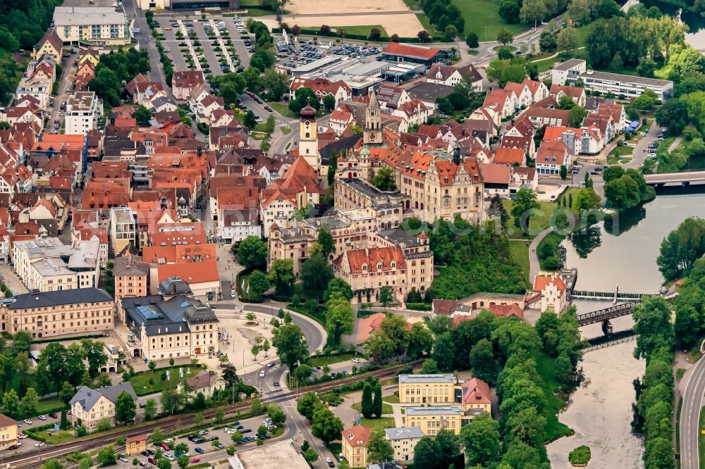 Sigmaringen from the bird's eye view: Village on the banks of the area Danube - river course in Sigmaringen in the state Baden-Wuerttemberg, Germany