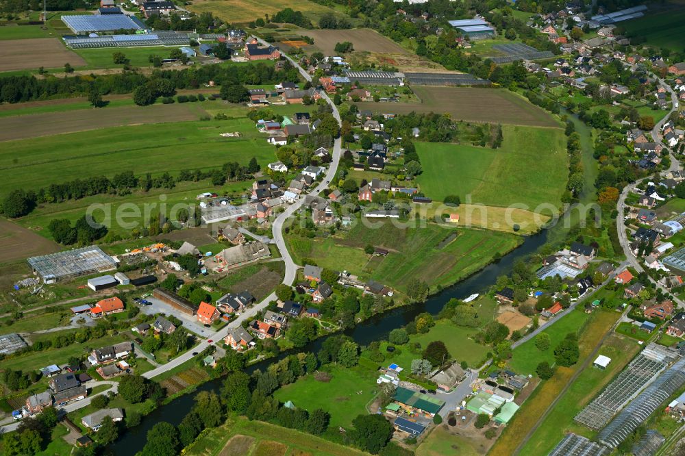 Aerial image Neuengamme - Village on the banks of the area Dove-Elbe - river course on street Neuengammer Hausdeich in Neuengamme in the state Hamburg, Germany