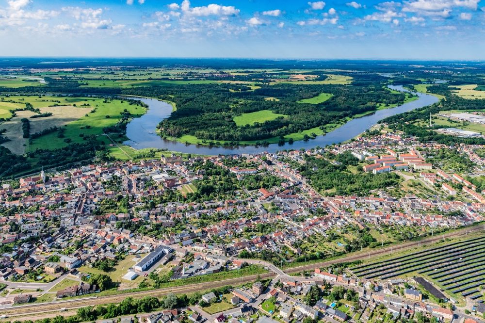 Aerial image Coswig (Anhalt) - Village on the banks of the area Elbe - river course in Coswig (Anhalt) in the state Saxony-Anhalt, Germany