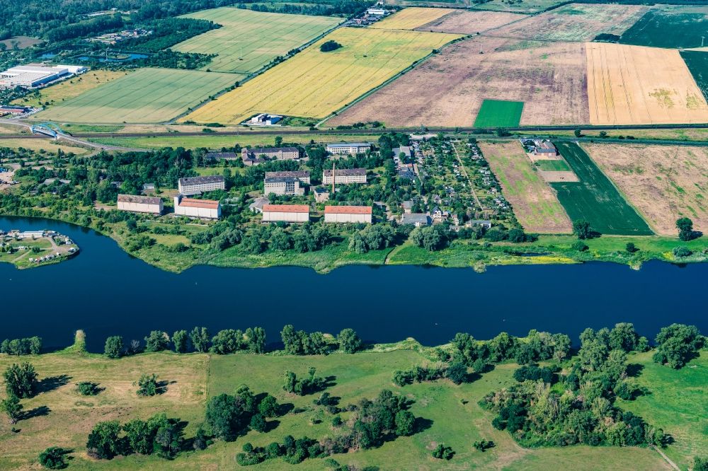 Schönebeck (Elbe) from above - Village on the banks of the area Elbe - river course in the district Frohse in Schoenebeck (Elbe) in the state Saxony-Anhalt, Germany