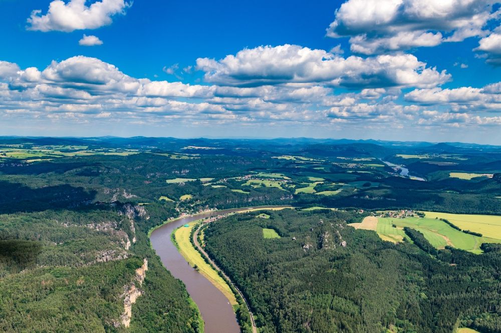 Aerial photograph Rathen - Town center on the banks of the Elbe - river course in Rathen am Elbe Sand Mountains in Saxon Switzerland in the state Saxony, Germany