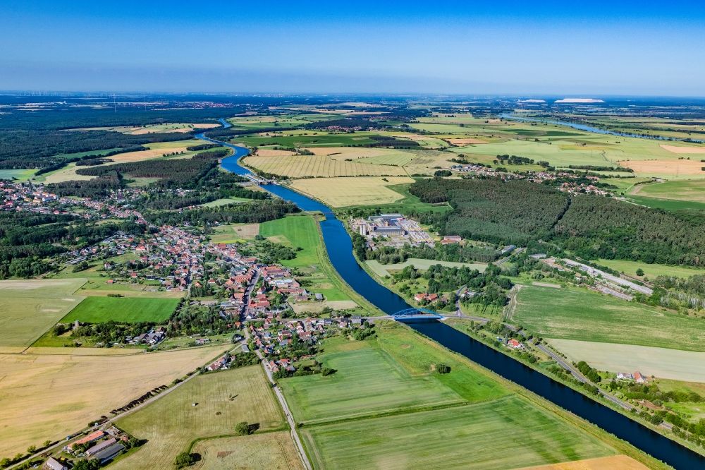 Güsen from the bird's eye view: Village on the banks of the area Elbe-Havel-Kanal - river course in Guesen in the state Saxony-Anhalt, Germany