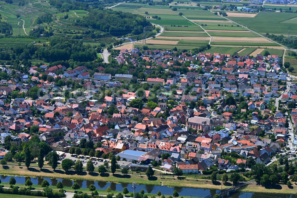 Riegel am Kaiserstuhl from the bird's eye view: Village on the banks of the area Elz - river course in Riegel am Kaiserstuhl in the state Baden-Wuerttemberg, Germany