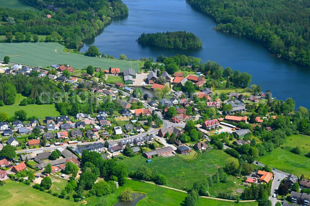 Großensee from the bird's eye view: Village on the banks of the lake of Grossensee in Grossensee in the state Schleswig-Holstein, Germany