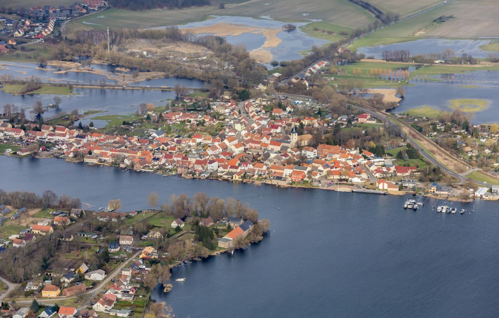 Pritzerbe from the bird's eye view: Village on the banks of the area Havel - river course in Pritzerbe in the state Brandenburg, Germany