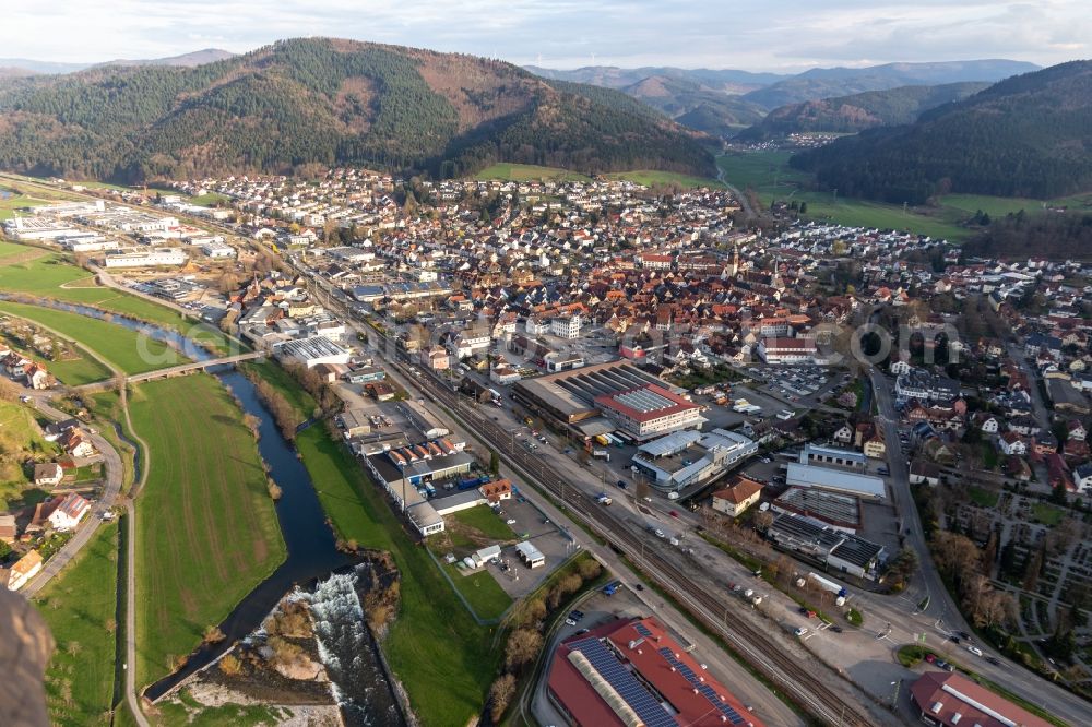 Aerial photograph Haslach im Kinzigtal - Village on the banks of the area of the Kinzig river course in Haslach im Kinzigtal in the state Baden-Wuerttemberg, Germany