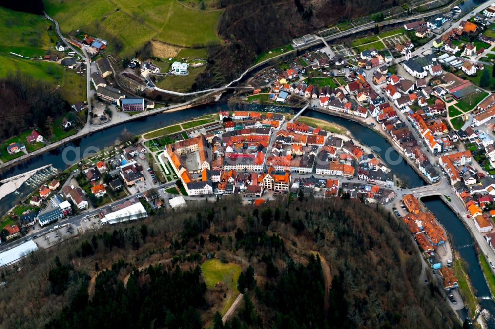 Wolfach from the bird's eye view: Village on the banks of the area Kinzig - river course in Wolfach in the state Baden-Wuerttemberg, Germany