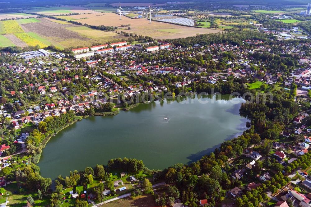 Hennickendorf from above - Village on the banks of the area lake Kleiner Stienitzsee in Hennickendorf in the state Brandenburg, Germany