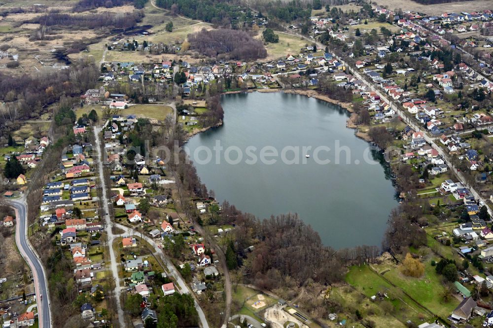 Aerial image Hennickendorf - Village on the banks of the area lake Kleiner Stienitzsee in Hennickendorf in the state Brandenburg, Germany