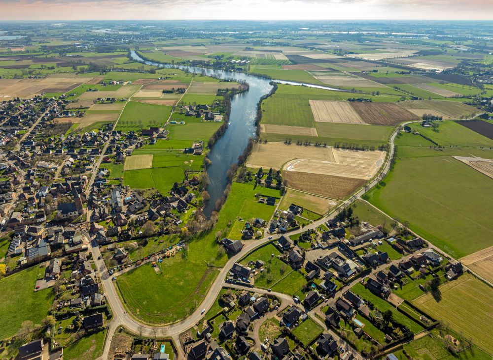 Millingen from the bird's eye view: Village on the banks of the area lake Landwehr - Millinger See on street Millinger Strasse in Millingen in the state North Rhine-Westphalia, Germany