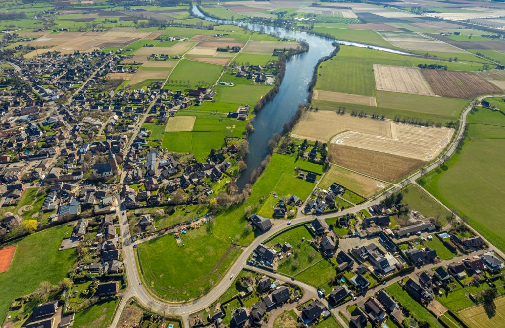 Aerial image Millingen - Village on the banks of the area lake Landwehr - Millinger See on street Millinger Strasse in Millingen in the state North Rhine-Westphalia, Germany