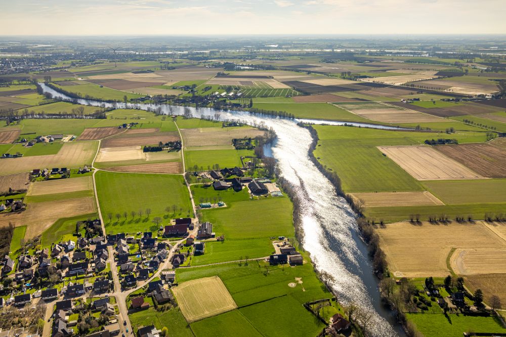 Aerial photograph Millingen - Village on the banks of the area lake Landwehr - Millinger See on street Millinger Strasse in Millingen in the state North Rhine-Westphalia, Germany