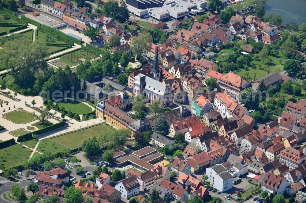 Veitshöchheim from the bird's eye view: Village on the banks of the area main - river course in Veitshoechheim in the state Bavaria