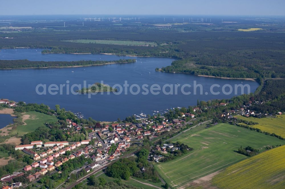 Brandenburg an der Havel from the bird's eye view: Village on the banks of the area Moeserscher See in Kirchmoeser in the state Brandenburg, Germany