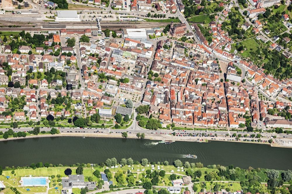 Aerial image Eberbach - Village on the banks of the area Neckar - river course in Eberbach in the state Baden-Wurttemberg