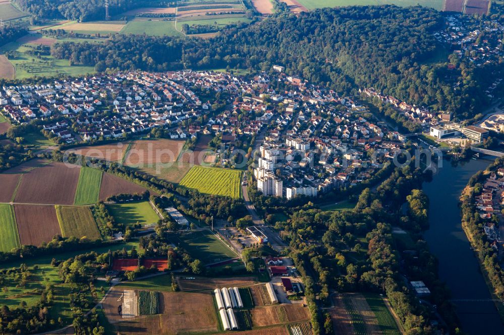 Aerial photograph Neckarrems - Village on the banks of the area Neckar - river course in Neckarrems in the state Baden-Wuerttemberg, Germany