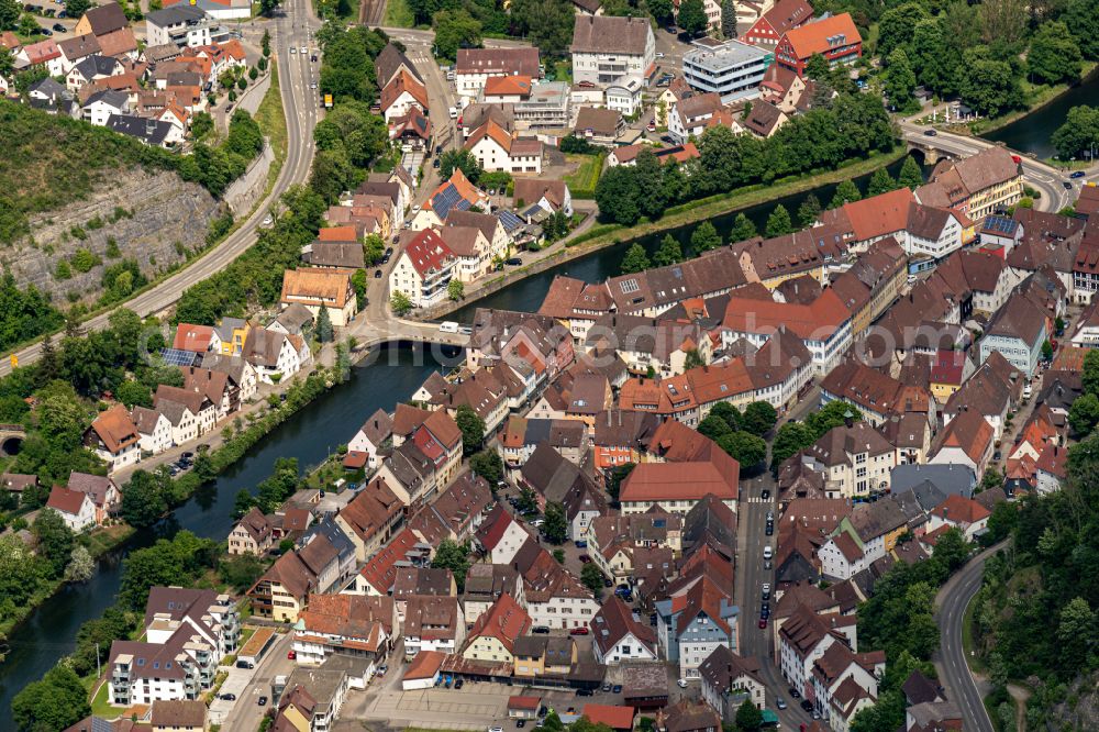 Sulz am Neckar from the bird's eye view: Village on the banks of the area Neckar - river course in Sulz am Neckar in the state Baden-Wuerttemberg, Germany