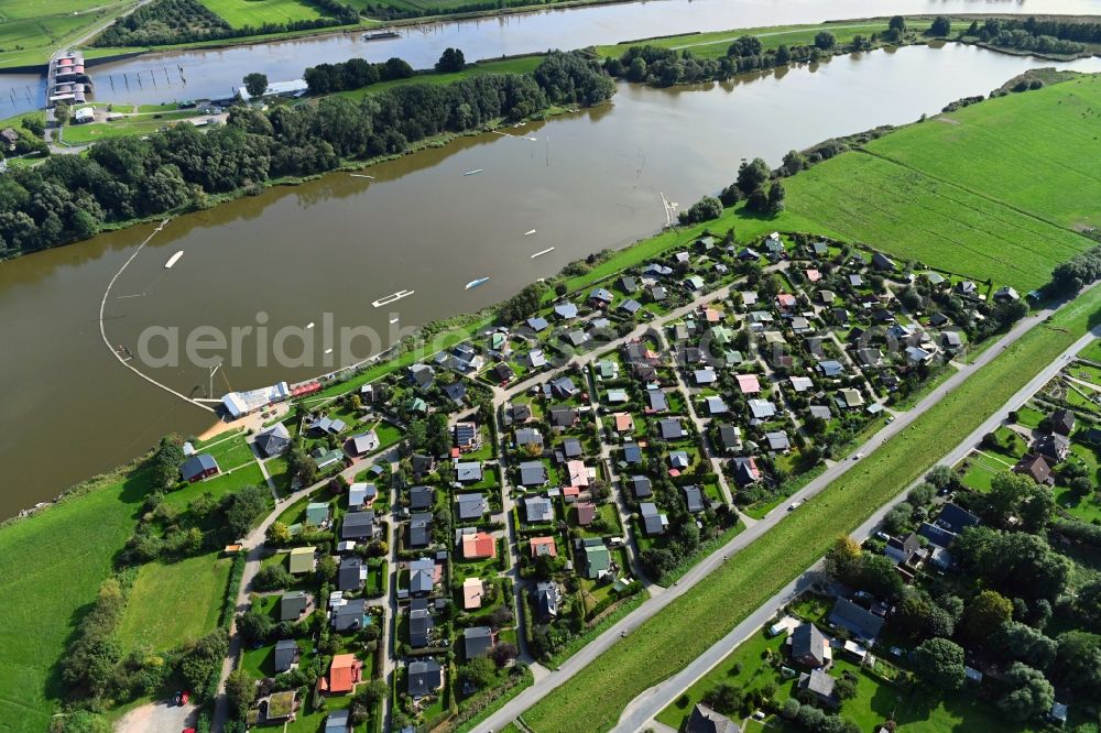 Aerial photograph Neuhäuserdeich - Village on the banks of the area lake of Oste-Altarm in Neuhaeuserdeich in the state Lower Saxony, Germany