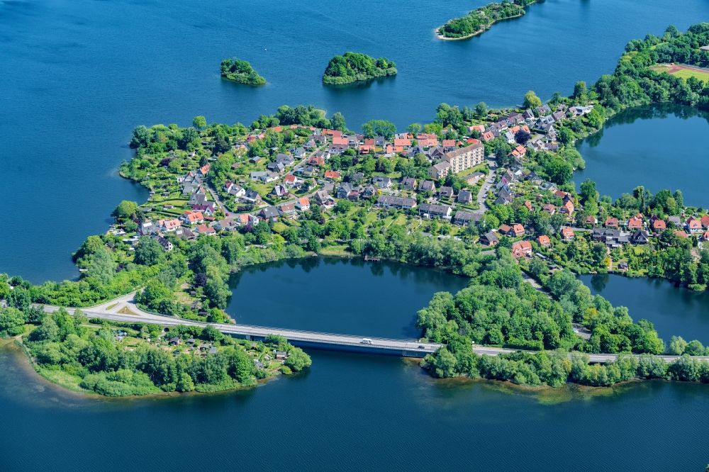 Aerial photograph Plön - Village on the banks of the area lake in Ploen in the Holsteinische Schweiz in the state Schleswig-Holstein, Germany