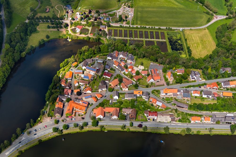 Aerial image Nieder-Werbe - Village on the banks of the area of Reierbacher Vorbecken in Nieder-Werbe in the state Hesse, Germany
