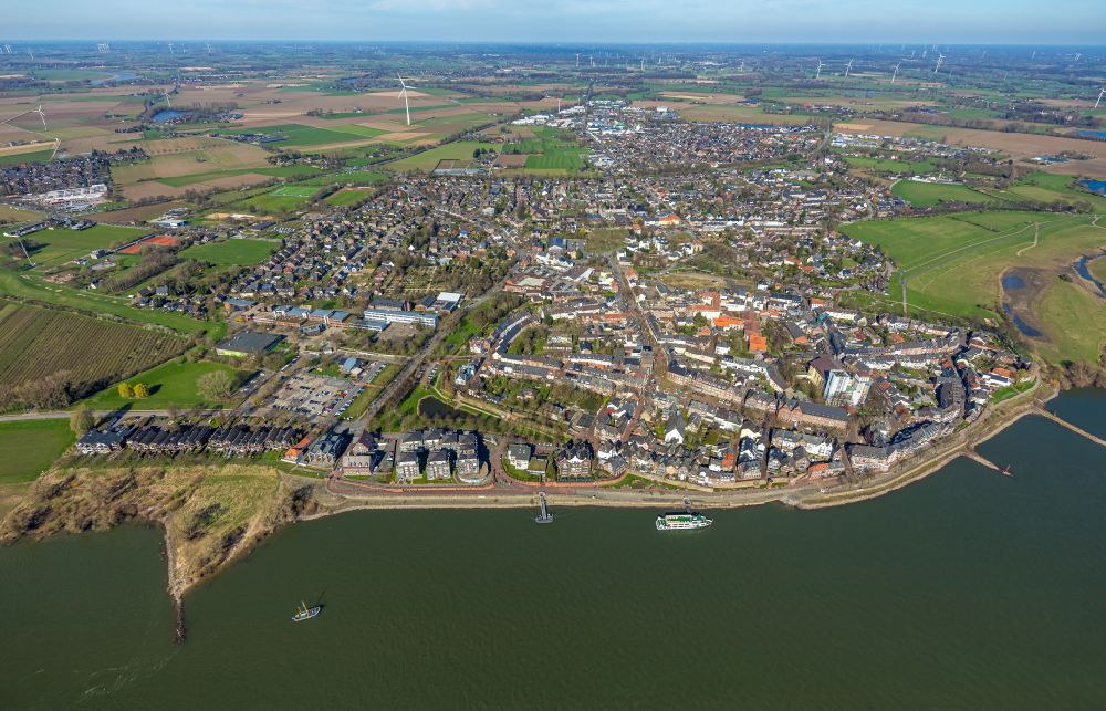 Aerial photograph Rees - Village on the banks of the area Rhein - river course in Rees in the state North Rhine-Westphalia, Germany
