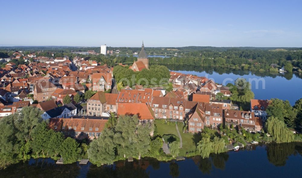 Aerial photograph Mölln - Village on the banks of the area Stadtsee - Schulsee in Moelln in the state Schleswig-Holstein, Germany