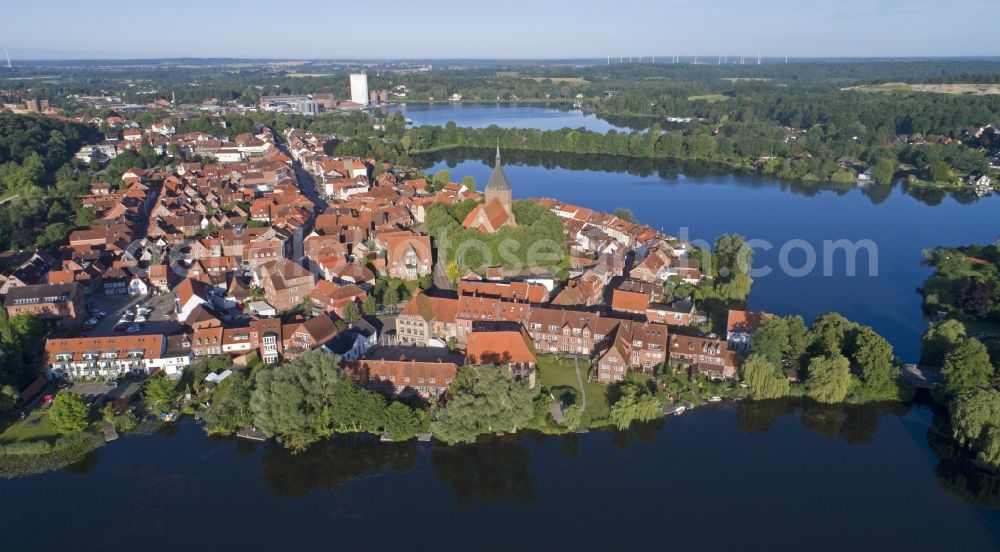 Mölln from the bird's eye view: Village on the banks of the area Stadtsee - Schulsee in Moelln in the state Schleswig-Holstein, Germany