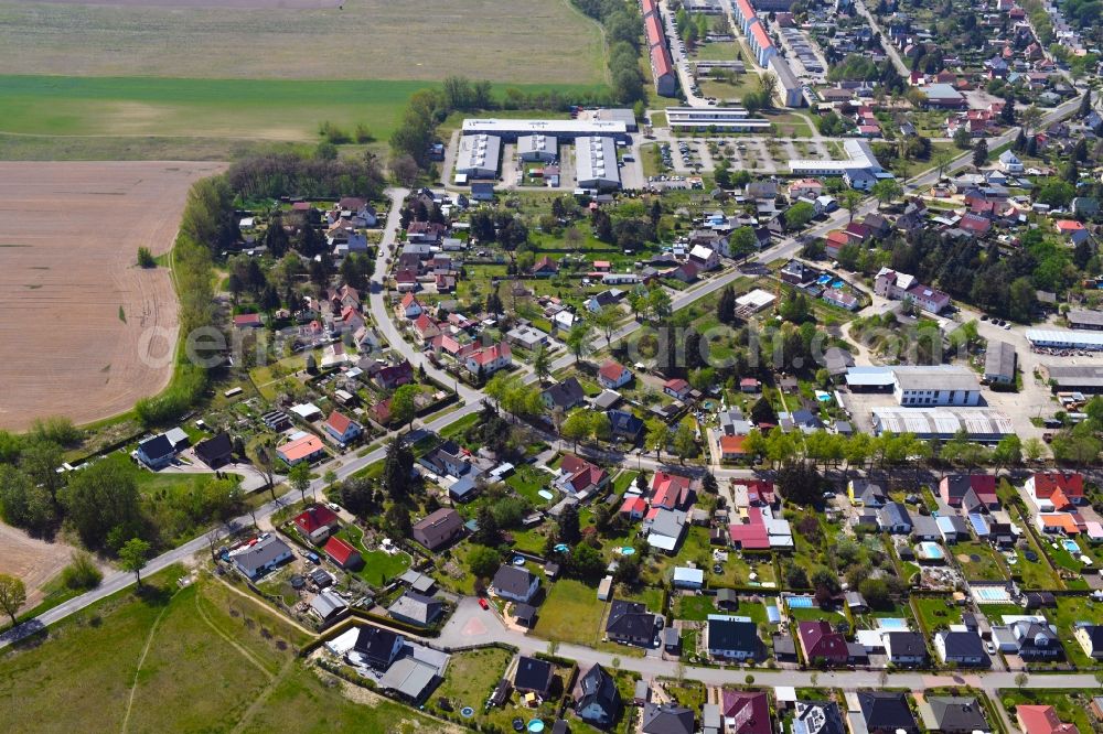Hennickendorf from the bird's eye view: Village on the banks of the area lake of Stienitzsee in Hennickendorf in the state Brandenburg, Germany