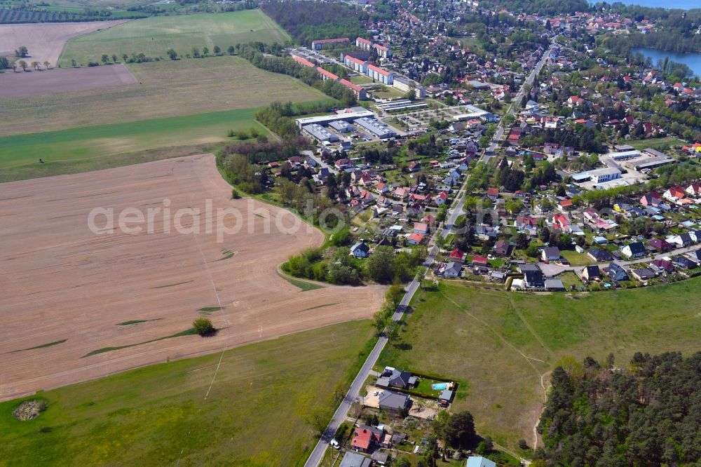 Aerial image Hennickendorf - Village on the banks of the area lake of Stienitzsee in Hennickendorf in the state Brandenburg, Germany