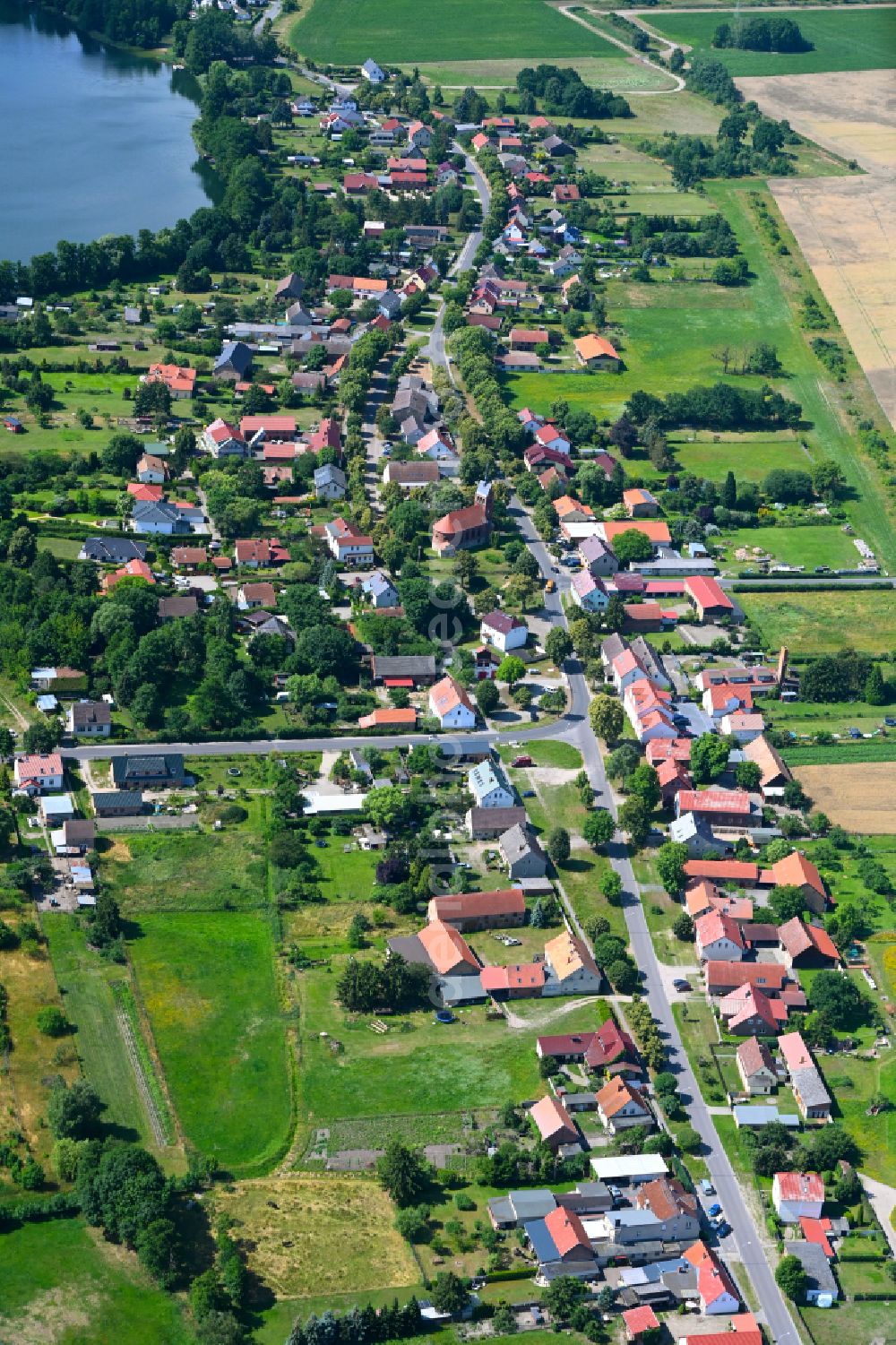 Aerial photograph Stolzenhagen - Village on the banks of the area lake Stolzenhager See on street Dorfstrasse in Stolzenhagen in the state Brandenburg, Germany