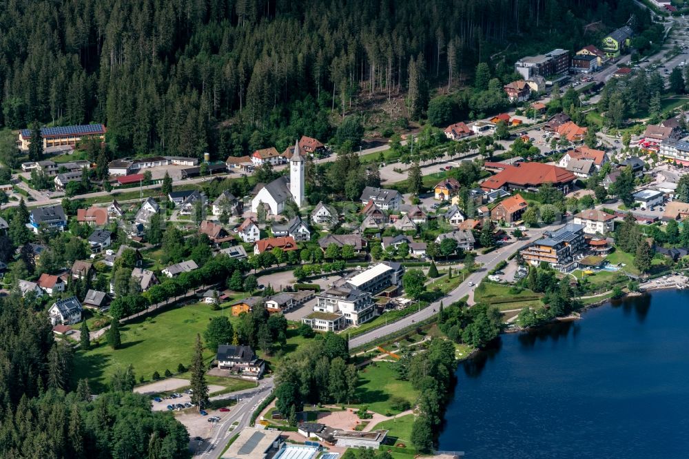 Aerial photograph Titisee-Neustadt - Village on the banks of the area lake in Titisse Ferienort in Suedschwarzwald in Titisee-Neustadt in the state Baden-Wuerttemberg, Germany